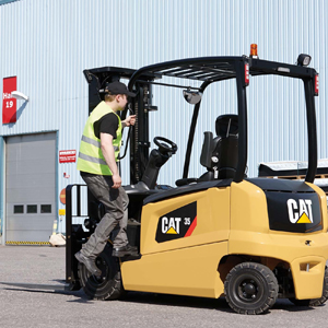 Imagen Nueva gama de carretillas EP25-35N 80V de Cat® Lift Trucks. La carretilla elevadora que ‘conoce’ los deseos del conductor.
